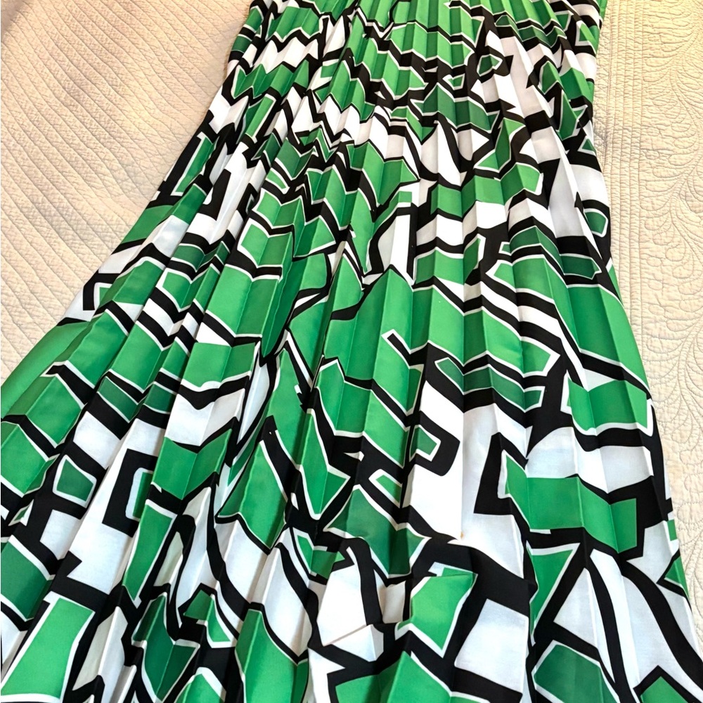 Green A-Line Maxi Dress with Cuffed Sleeves and Notched Collar - Picture 3 of 12
